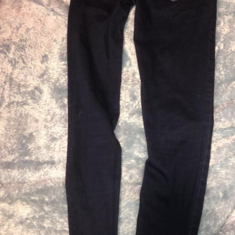 Levi’s pants never worn. Fits me small.